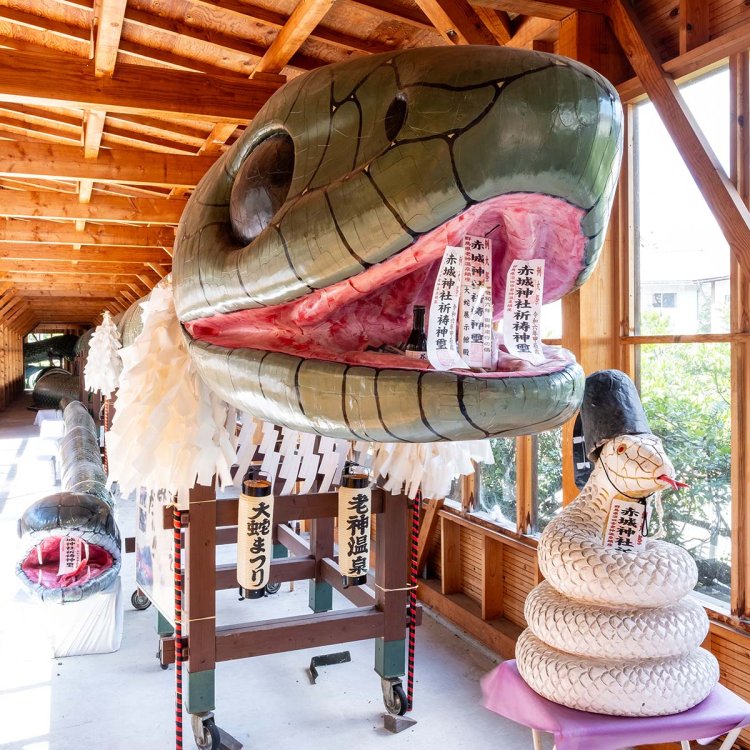 『利根観光会館』前に常設展示中の大蛇みこし。