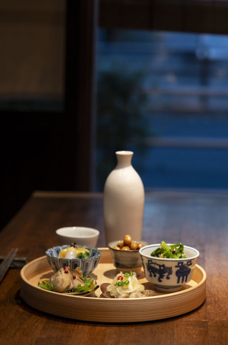 お一人さま限定の酒肴盛り1200円。一人でちびちびやりたい時にいい。