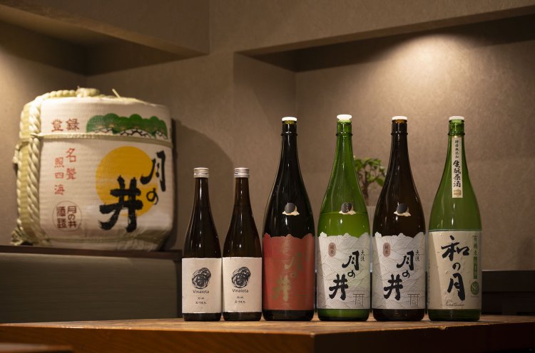 日本酒1合900円～は50種ほど用意。親交ある杜氏が作る「月の井」は、さまざまなタイプの酒がそろう。
