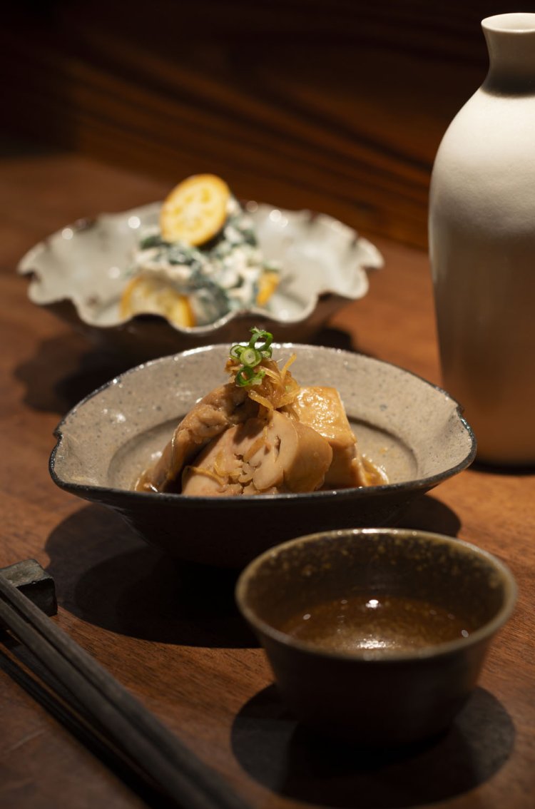あん肝の生姜煮、春菊と金柑の胡桃白和え各800円。