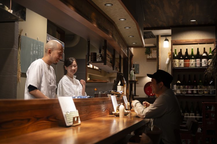 カウンター席で店主夫妻と語らいながら料理や日本酒を選ぼう。