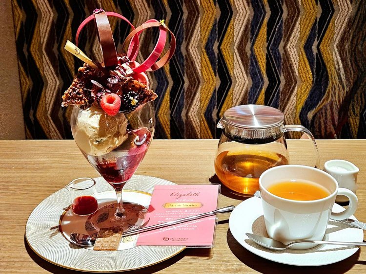 麻布台ヒルズ限定パフェ「エリザベス」、紅茶「ダージリンドリーム」、パフェ単品2750円、セット3190円。