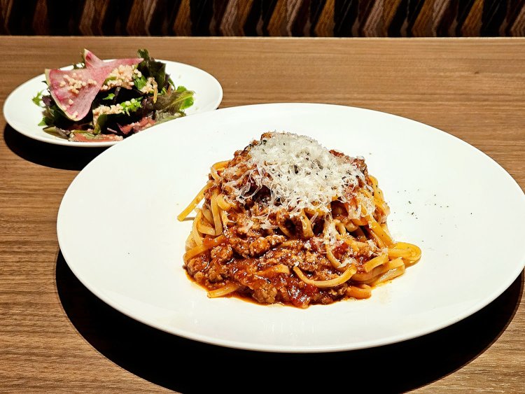 白トリュフ香るボロネーゼ（サラダ付き）1760円。