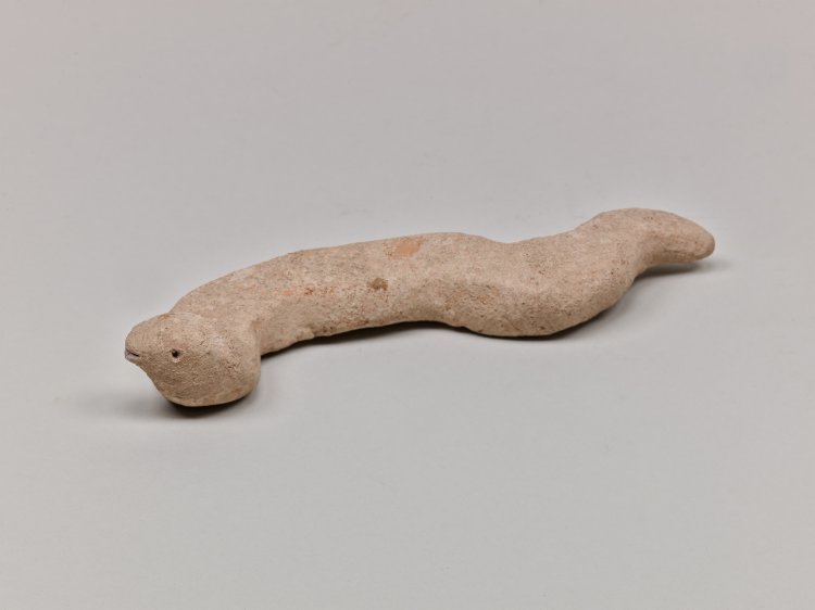 蛇形土偶 伝イラン、ルリスタン地方 鉄器時代・前1000年頃 谷村敬介氏寄贈。にょろっとしたヘビの動きをとらえた土偶。古代西アジアでもヘビは再生や豊穣と結びつく生き物だった。