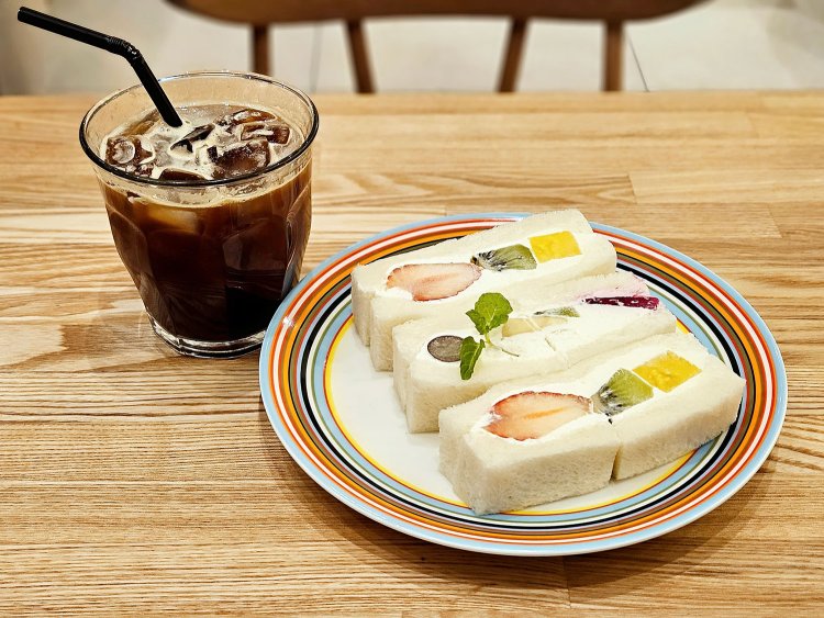 フルーツサンド1320円、アイスコーヒー630円。
