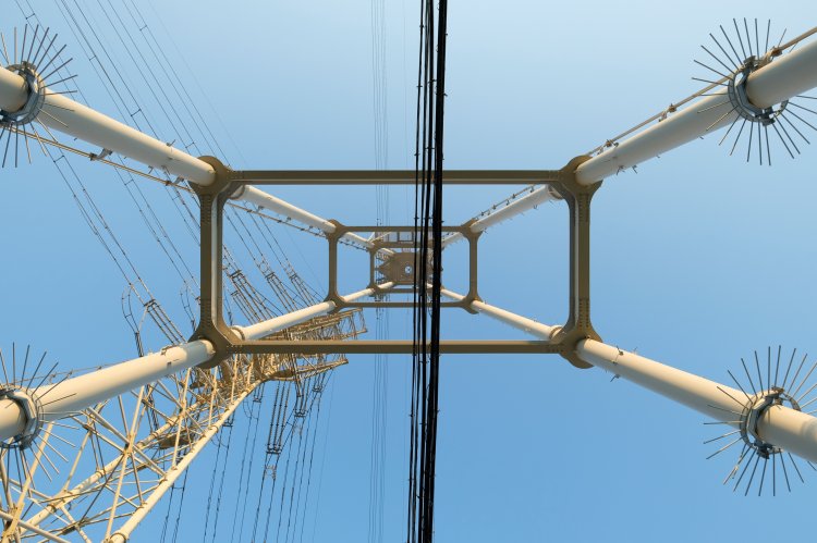 船橋線。鉄塔の下を電線がくぐり抜ける