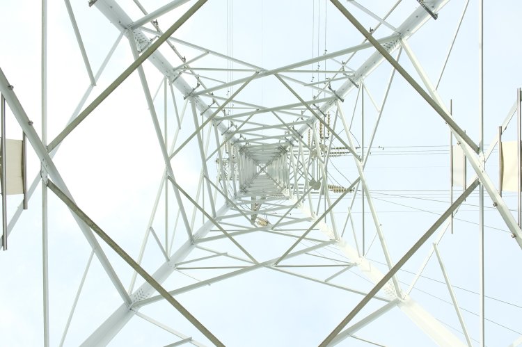 庄和線。歩道の上にかかる鉄塔