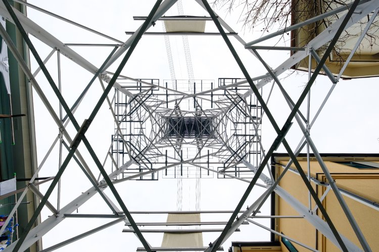 志茂町線。住宅地の路地をまたぐ鉄塔。