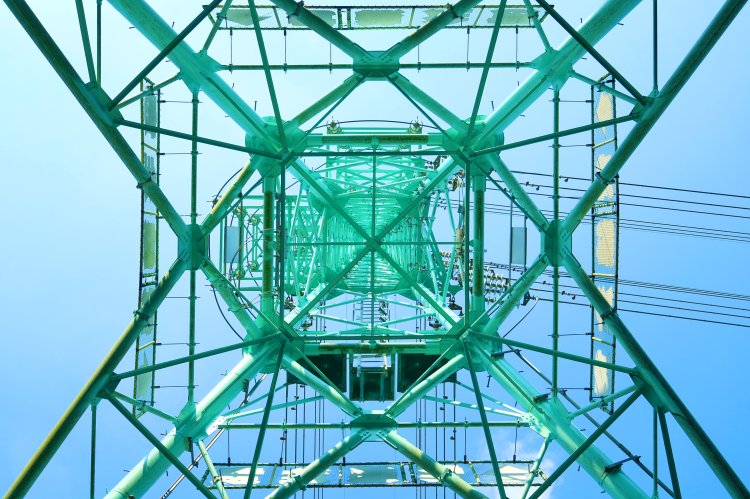 芝川線。背の高い鉄塔なので中央に緑の線が密集。