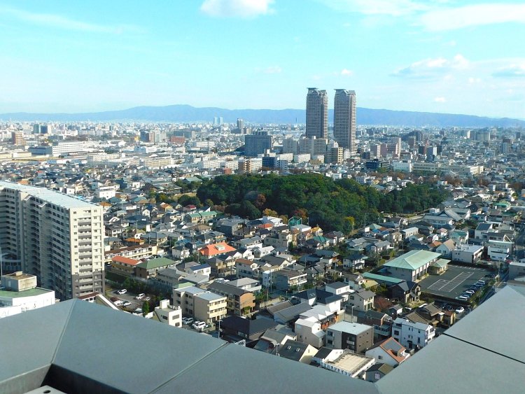 『堺市役所展望ロビー』からの眺望。前方中央に見えるのは反正（はんぜい）天皇陵古墳。