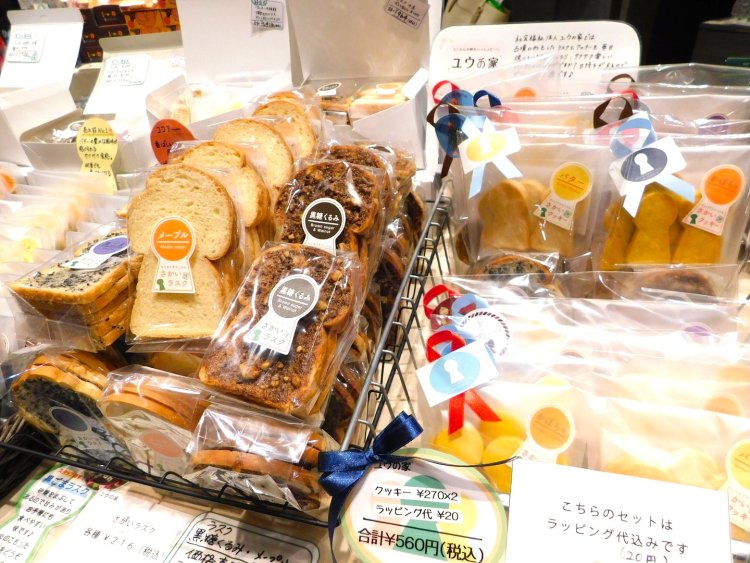 ビジターセンターの売店には古墳や埴輪をイメージした食品・グッズが並ぶ。