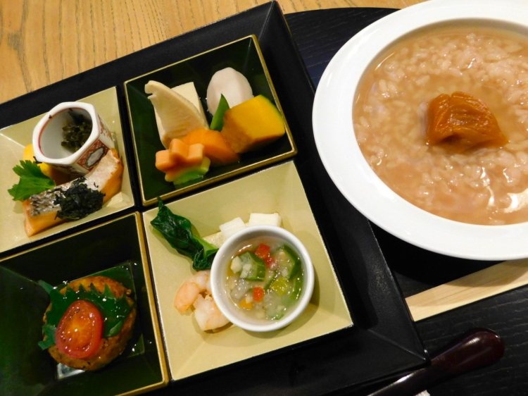 「一期一会セット」2420円。お茶のおすすめは「特選 利休の詩（うた）」。温・冷を選べるが、冷の方がより風味が際立つとのことで冷をいただいた。各種お茶は店頭で購入して持ち帰りも可。