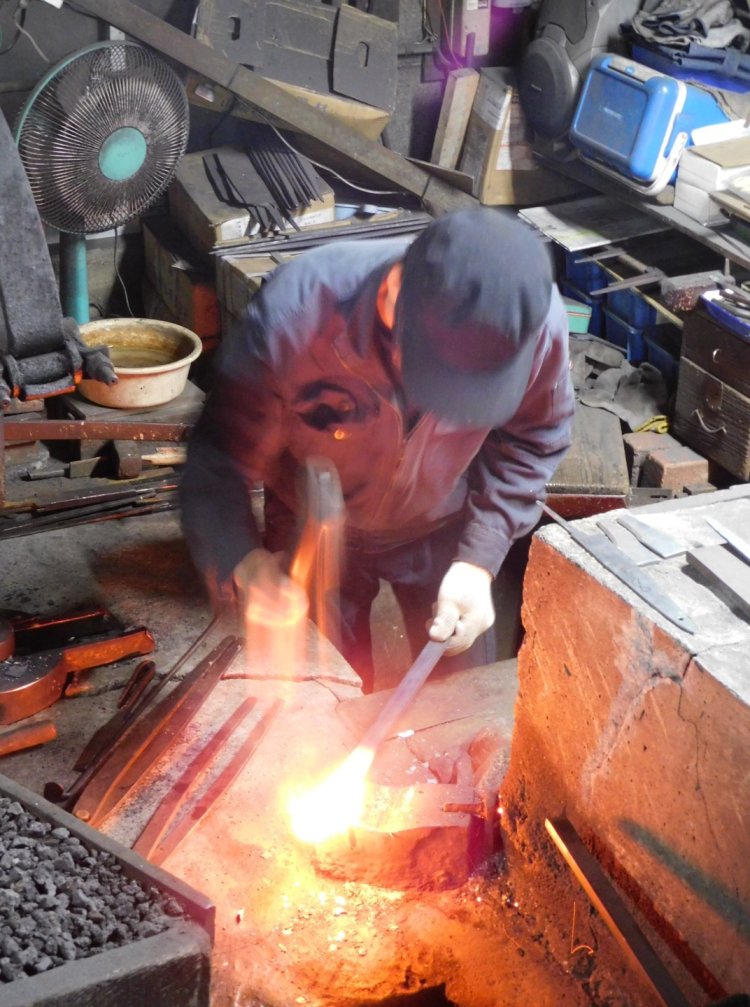 『堺孝行三宝工場』で職人による鍛冶工程を見学。見学や体験プランについては、堺観光コンベンション協会（☎072-233-5258）へ要問い合わせ。