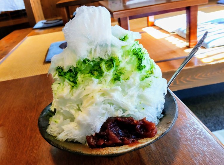 削った氷が積もったかき氷も、雪と同じ理由で白く見える。