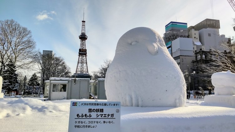 サラサラとした北海道の雪。「さっぽろ雪まつり」の雪像は水を混ぜて作りやすくしているそうだ。