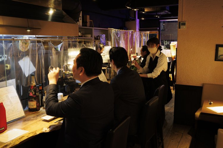 一人でも気軽に利用できる。グループならば約60種そろうボトルワインを。