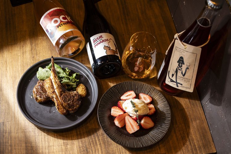 ラムチョップグリル1本1408円、自家製生チーズと季節の果物968円。オーストラリアワインの「ロックペットナット」ボトル5478円。