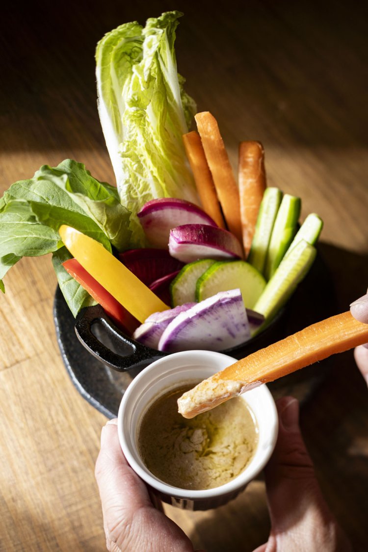 その日仕入れた野菜が満載の季節野菜のバーニャカウダ1078円。