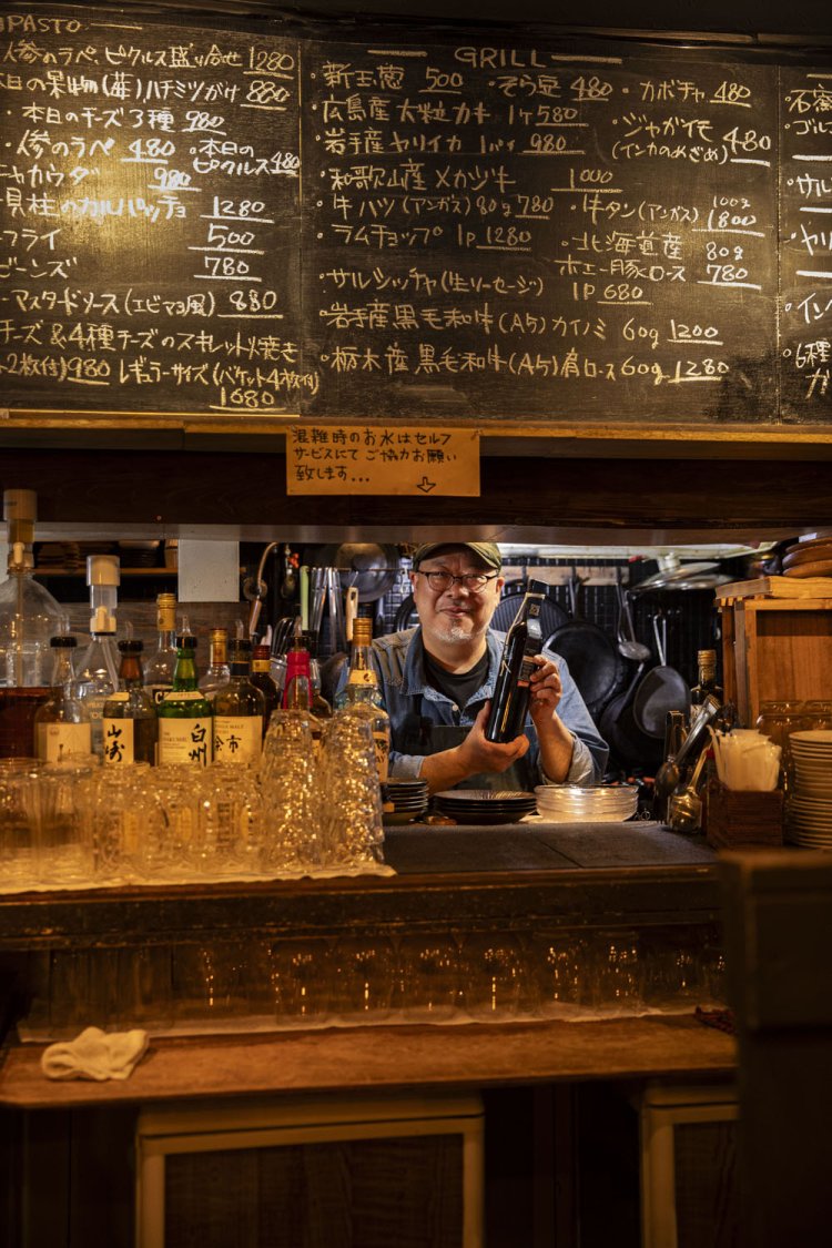 「チャージ、お通しはなし。自然派ワインを気軽に」と村田さん。