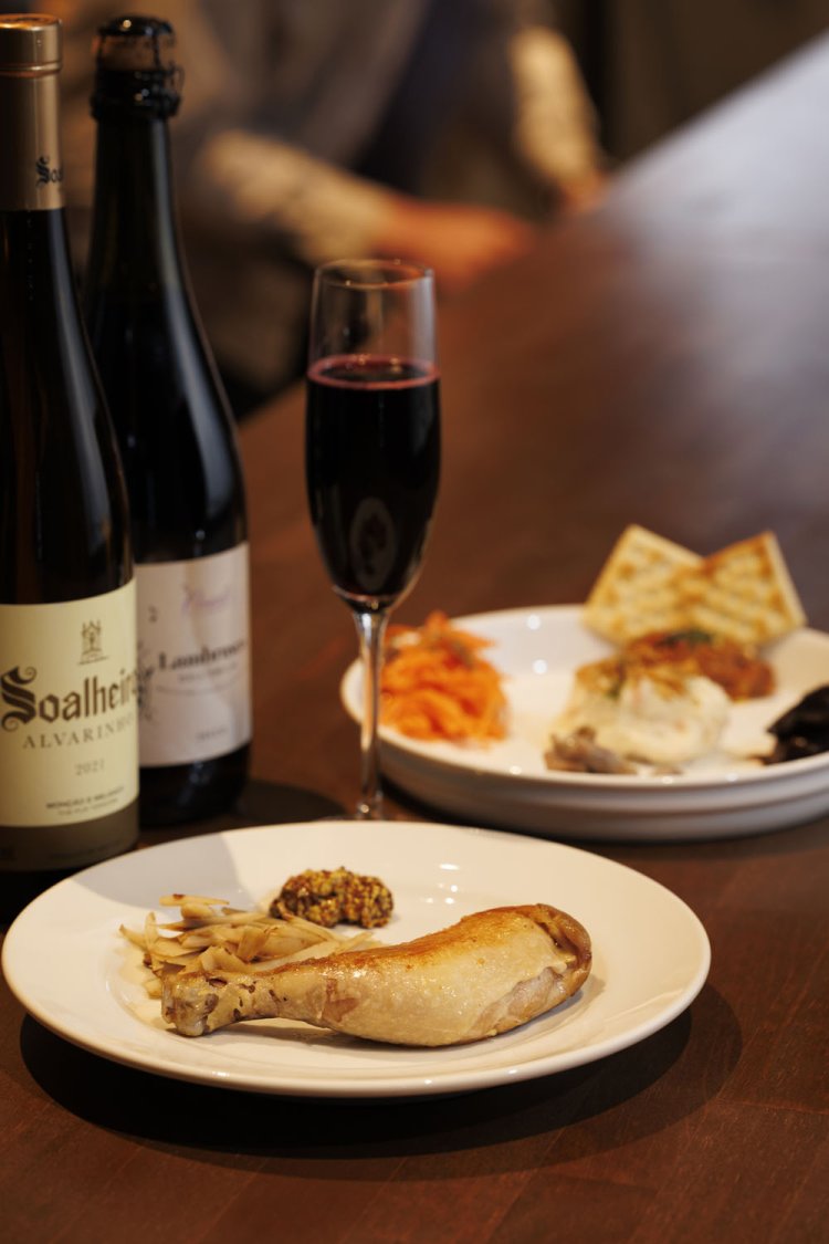 骨付鶏もも肉のコンフィ1430円、おまかせ5種盛り1650円。