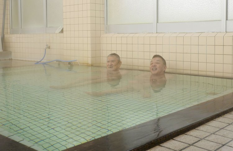 大鰐温泉の『公衆浴場 青柳会館』。むかしもいまも、浴槽で親睦を深める常連さんが多い（撮影＝桂嶋啓子）。