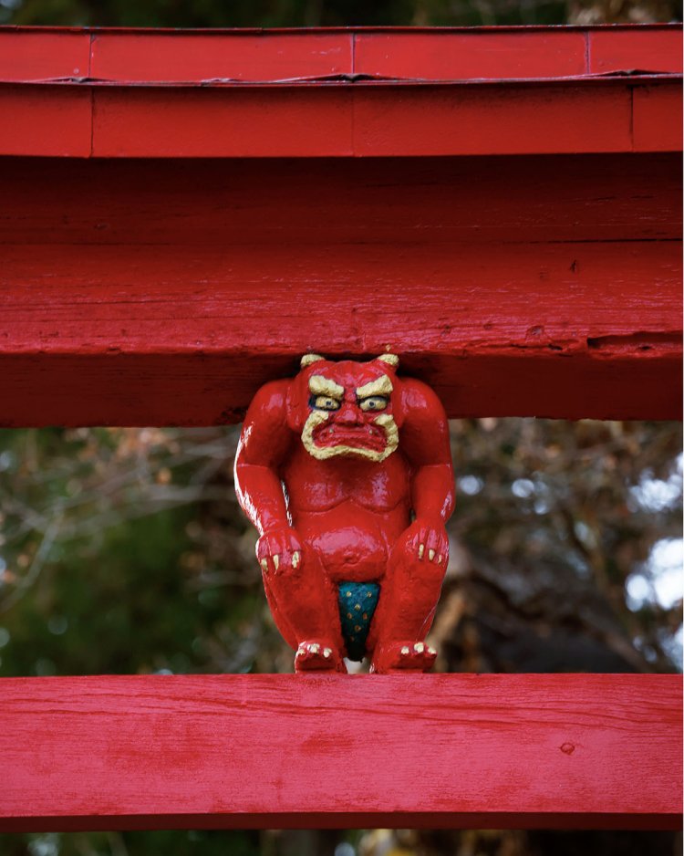 津軽の神社で鳥居にかわいい鬼コを発見（撮影＝千倉志野）。