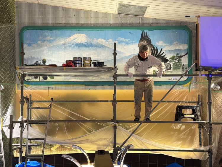 直前まで観客の質問に気さくに答えていた中島さん。作業開始時刻が迫り足場に上がると、真剣な表情。