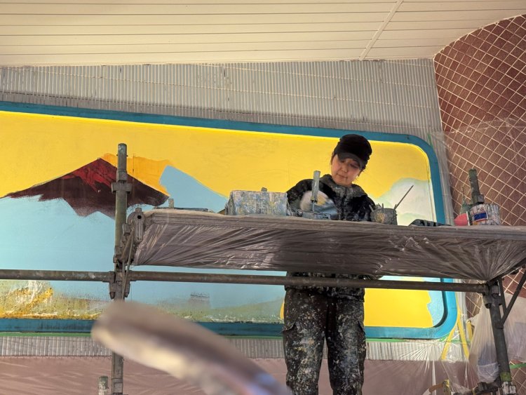 その場でペンキを混ぜ合わせ、色を作っていく。