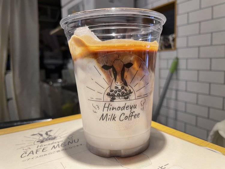 注文ごとにエスプレッソマシンでコーヒーを抽出。