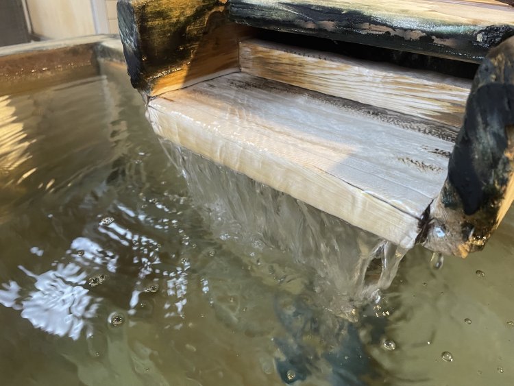 水質がいいため無濾過で流れ出る温泉。