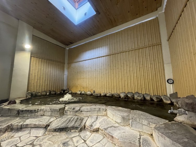 外気が取り込まれる岩風呂の心地よさ。