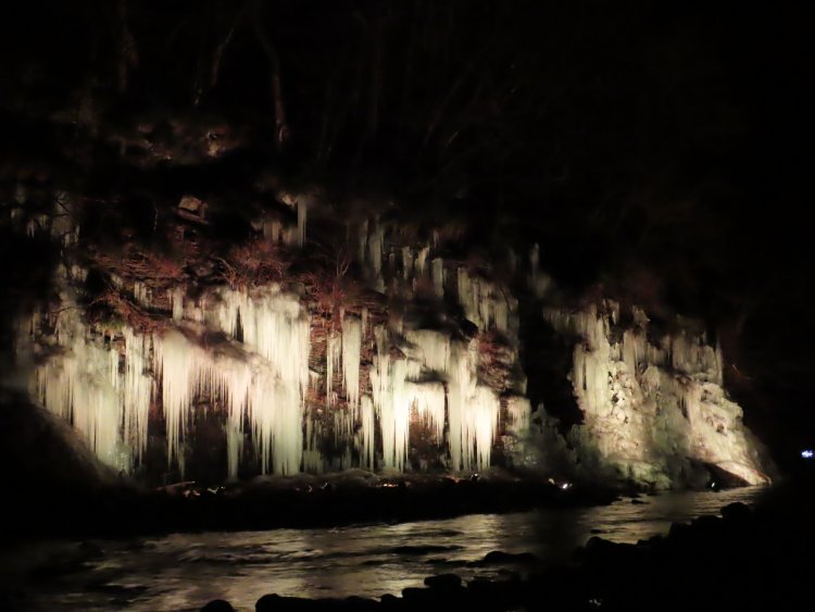 川面に映った氷柱も美しい。