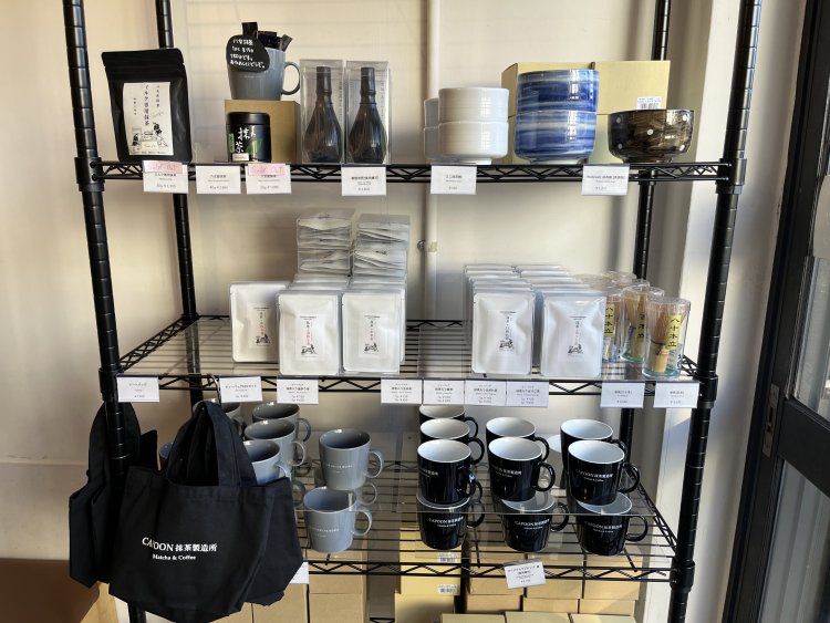店頭でオリジナルの抹茶や茶せん、お茶碗のほか、ロゴ入りのオリジナルグッズを販売中。