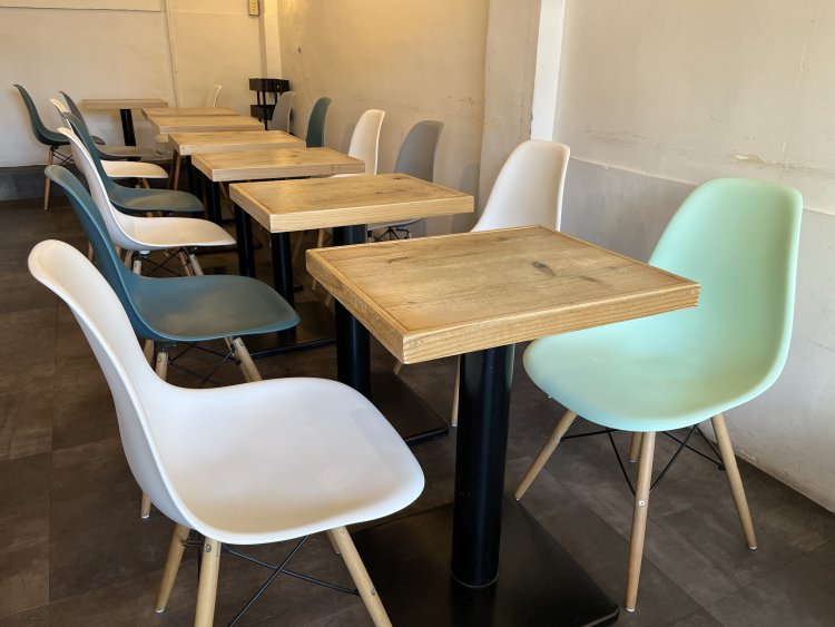 木を基調に、パステルカラーの椅子がアクセントになった店内。