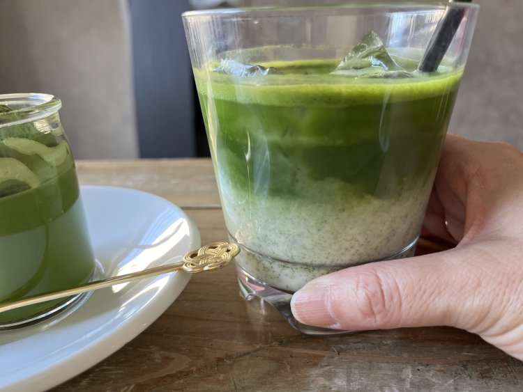 飲んでいるうちに抹茶がグラスの底に溜まるので、飲む前によくかき混ぜよう。