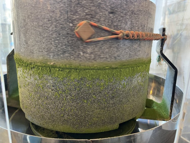 おいしさの秘訣は店内で挽きたての抹茶を使用していることだ。