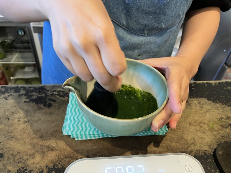 まずは茶碗に抹茶と少量のお湯を入れ、だまにならないよう茶せんでなめらかになるまで混ぜる。