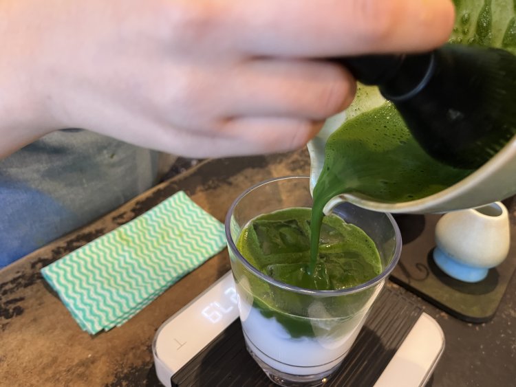 温かい抹茶をヒエヒエの牛乳へ注ぎ込む。
