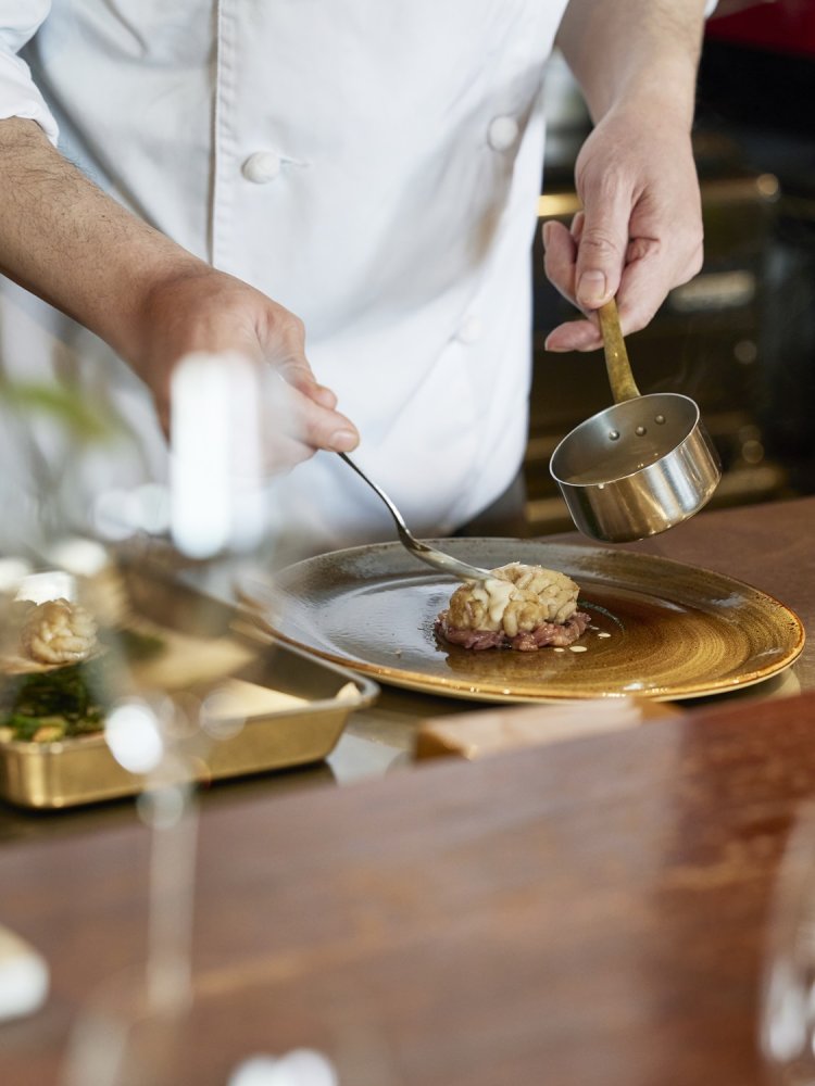 オープンキッチンなので、カウンター席では料理のライブ感を楽しめる。