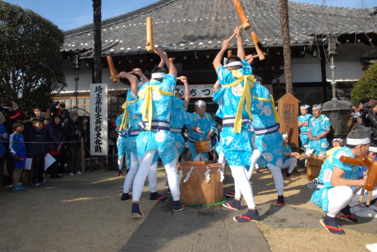 6人が息をぴったりと合わせて杵を振り下ろす「ツブシ」。