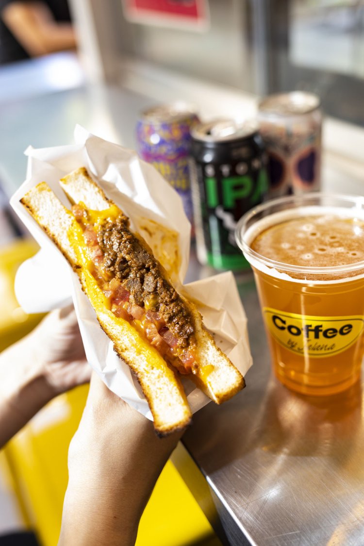 チーズビーフ500円とストーン・ブルーイングの「ストーンIPA」800円。