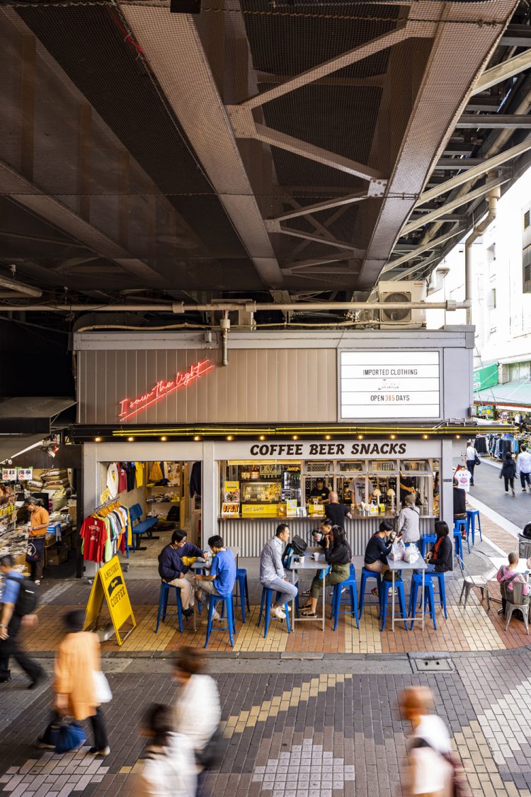 どこか外国の風景にも見える高架下の店舗。