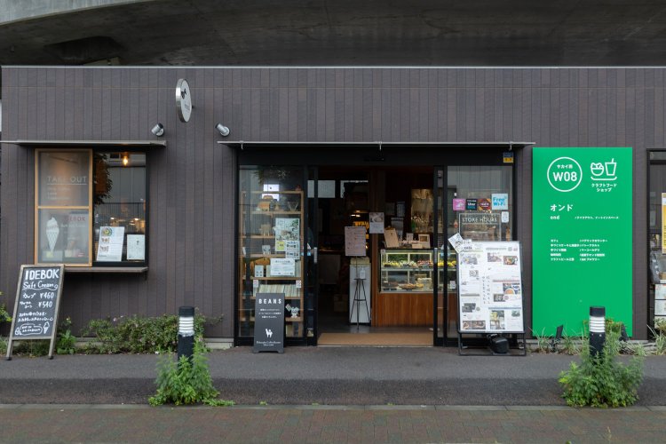 コーヒーやタルト専門店なども同居。