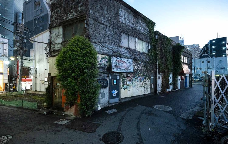 再開発が進む下北沢。写真左の更地部分には老舗ロック喫茶「TROUBLE PEACH」があった。