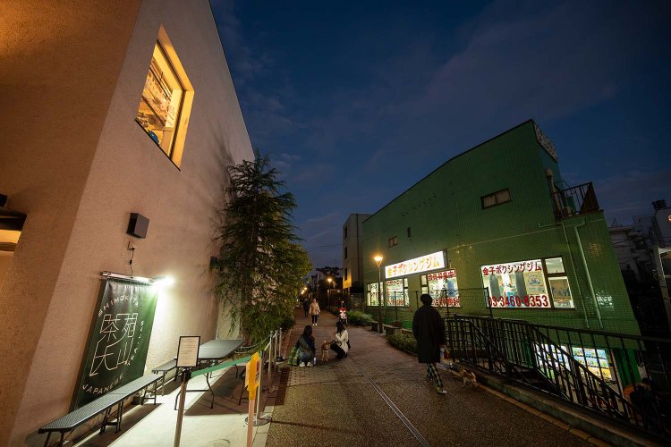 まだ新しい「reload」（左）と歴史ある『金子ボクシングジム』。