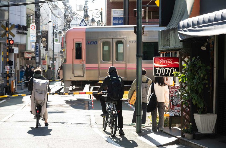 踏切も消えゆく風景だが、井の頭線沿いにはまだ残る。