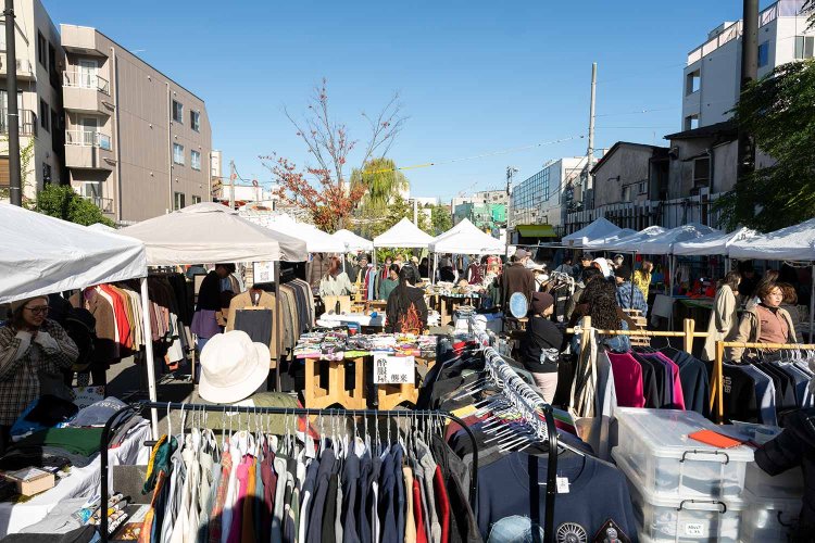 線路跡地のマルシェ。