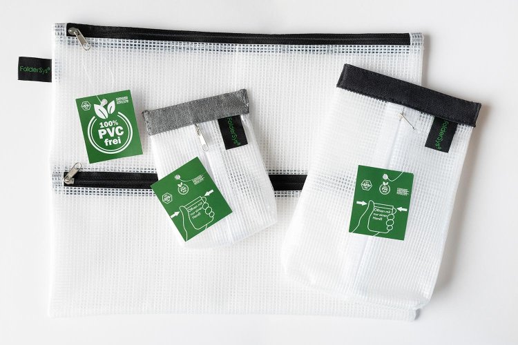 丈夫なEVA素材のポーチ。ポケット付きで収納力抜群。880円～。