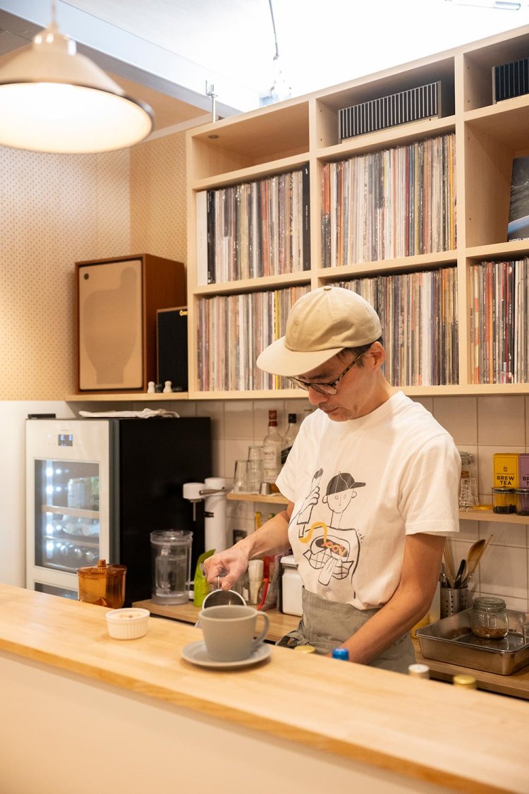 スピーカーはTANNOY EATONを使用。音の反射を抑えるように内装も工夫している。