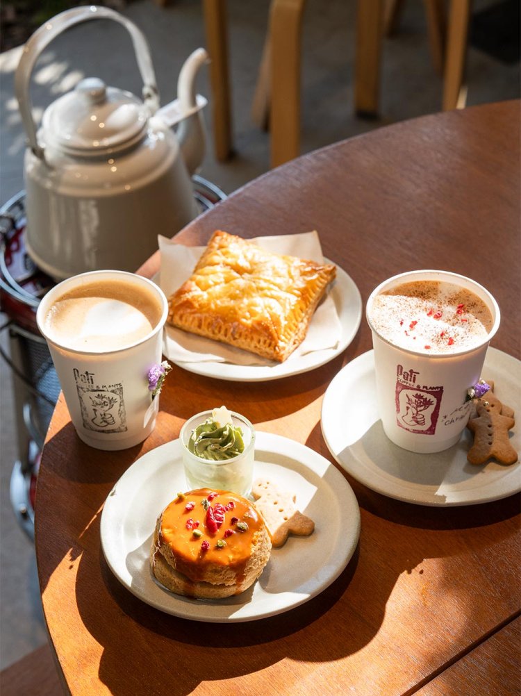 スコーン、クッキー、抹茶クリームがセットになったChristmas Plate（ドリンク付き）1380円、CHOCO LATE750円、スパイスが香るミートパイ680円。